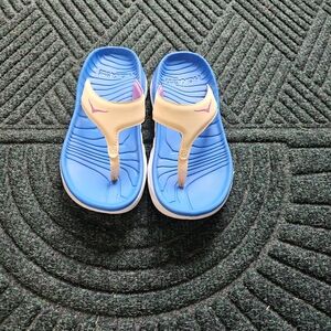 *SOLD* Hoka flip flops